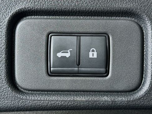 Used 2025 Nissan Pathfinder SV image 30