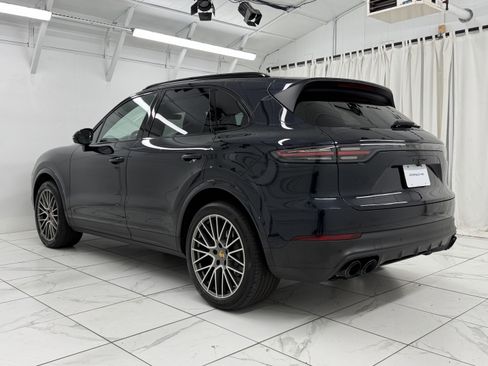 Certified 2023 Porsche Cayenne Platinum Edition image 3
