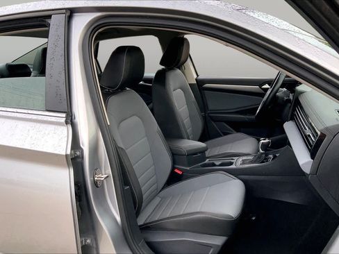Used 2025 Volkswagen Jetta SE FWD image 9