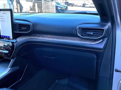 Used 2022 Ford Explorer Platinum w/ Equipment Group 601A image 18