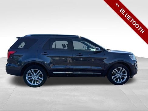 Used 2017 Ford Explorer XLT w/ Equipment Group 202A AWD/4WD image 9