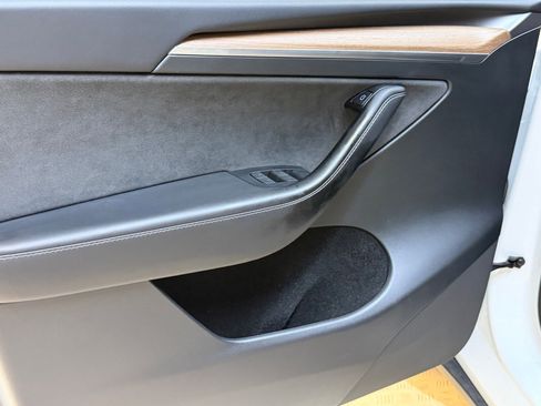 Used 2023 Tesla Model Y 2WD image 13