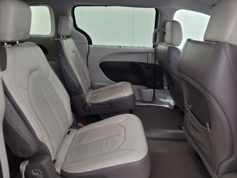 Used 2019 Chrysler Pacifica Touring-L w/ Advanced Safetytec Group FWD image 19