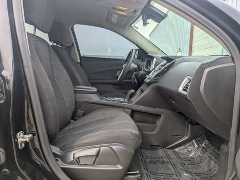 Used 2017 Chevrolet Equinox LT image 17