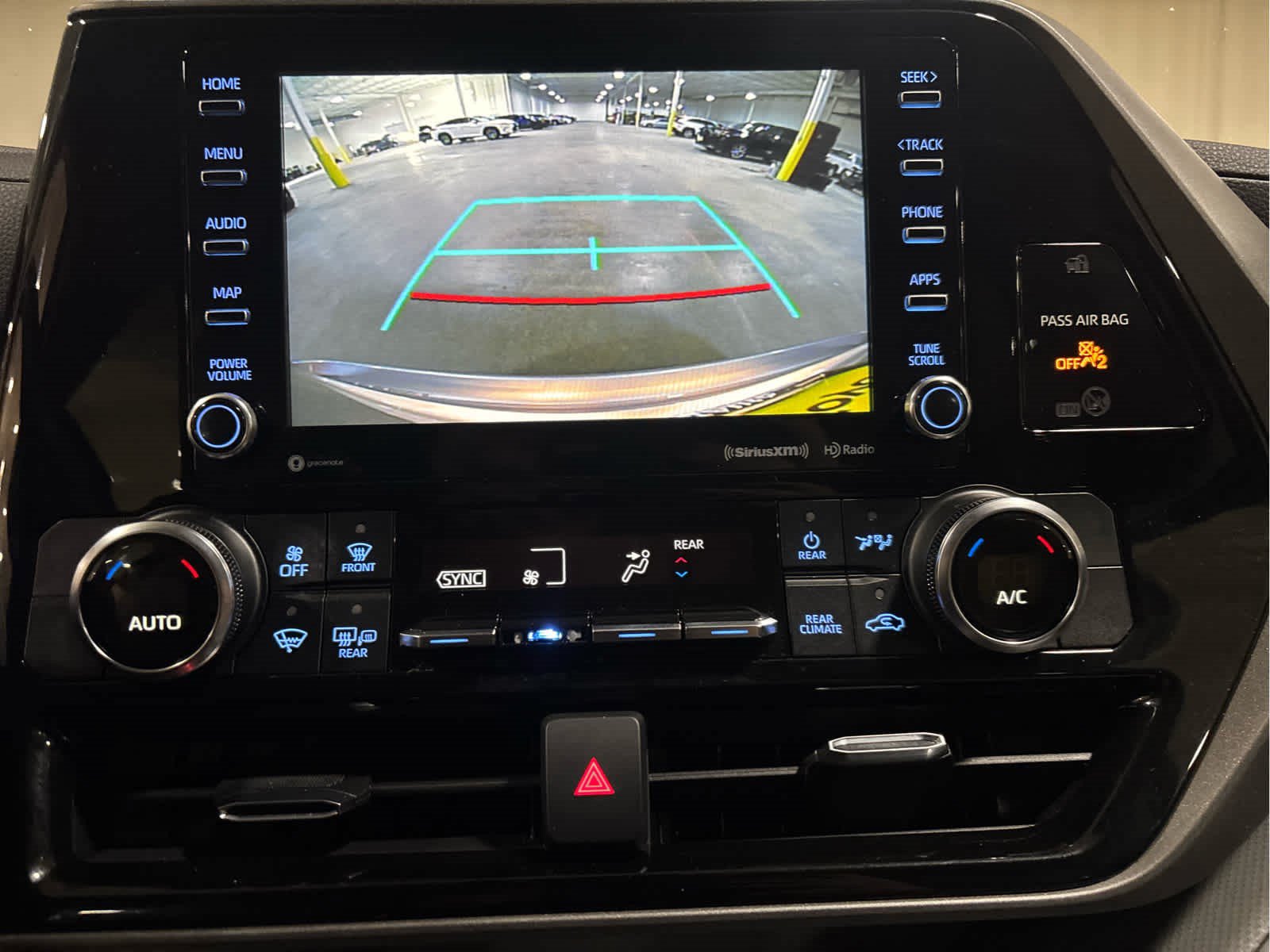 Used 2022 Toyota Highlander LE AWD/4WD image 8