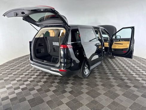 Used 2023 Kia Carnival LX FWD image 16
