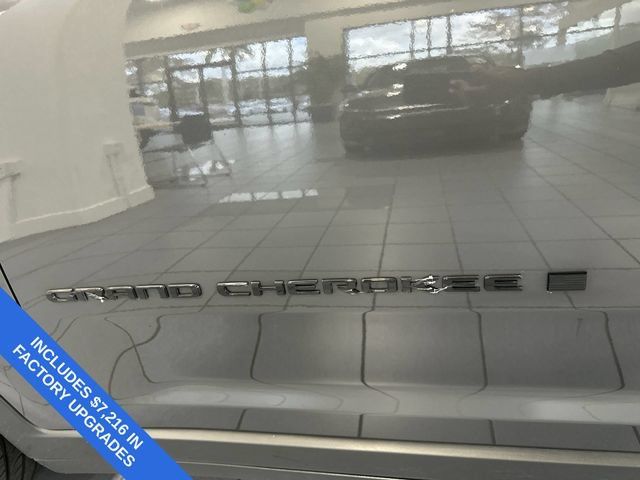 Used 2023 Jeep Grand Cherokee Limited w/ Luxury Tech Group II AWD/4WD image 12
