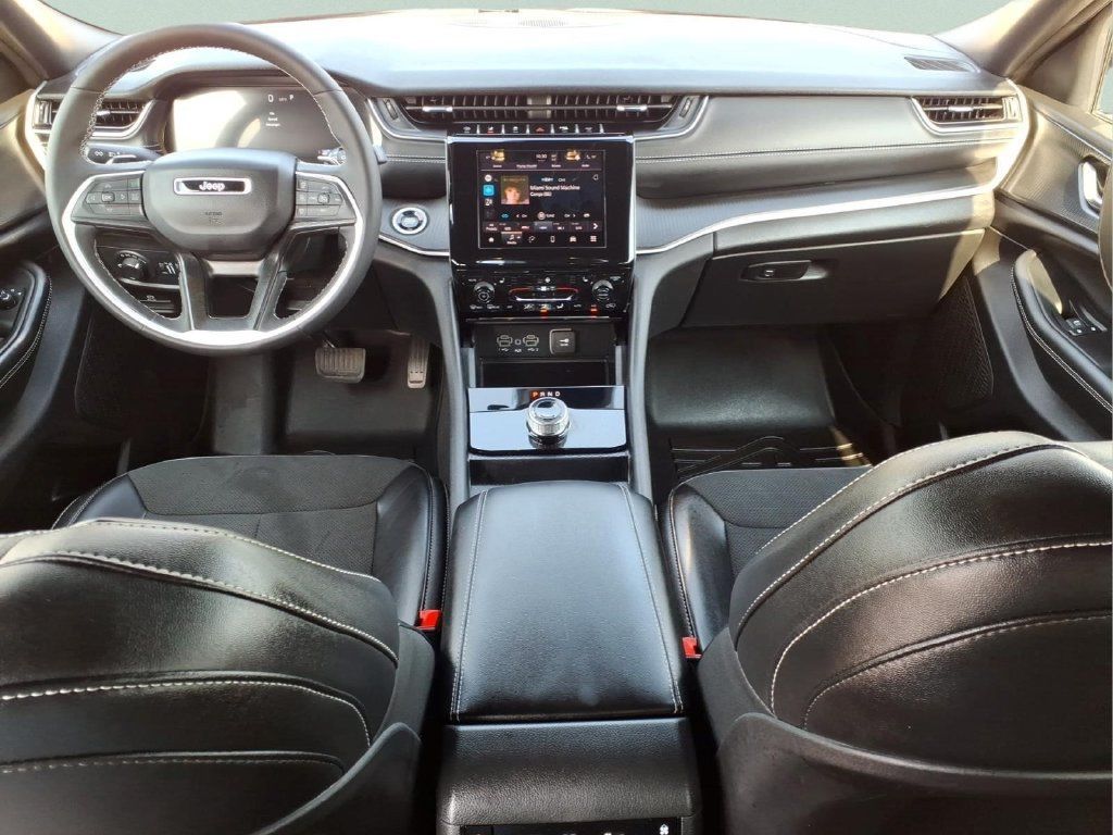 Used 2025 Jeep Grand Cherokee L Altitude RWD image 19