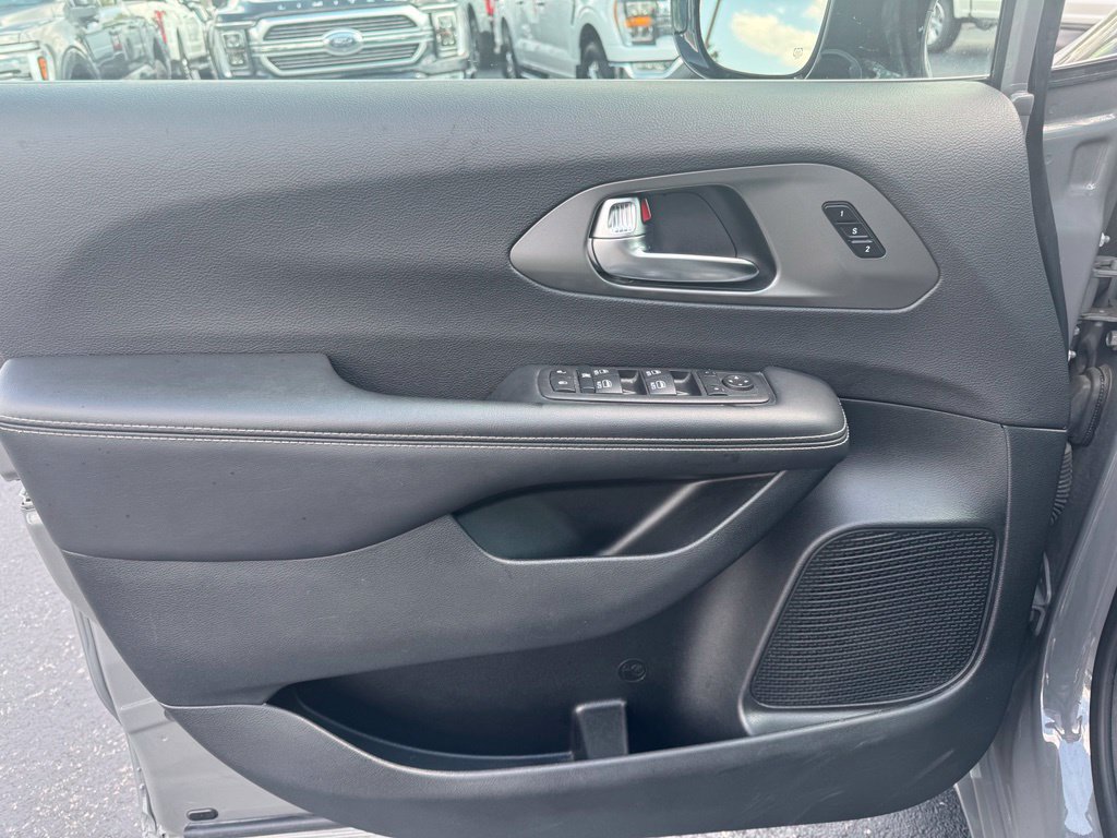 Used 2025 Chrysler Pacifica Select FWD image 2