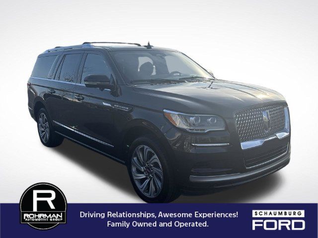 Used 2023 Lincoln Navigator L Reserve AWD/4WD image 2