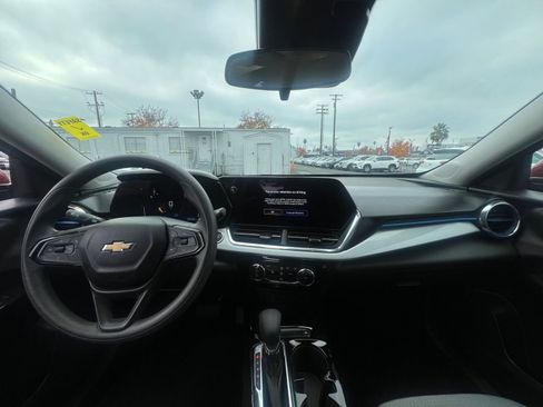 Used 2025 Chevrolet Trax LT image 33