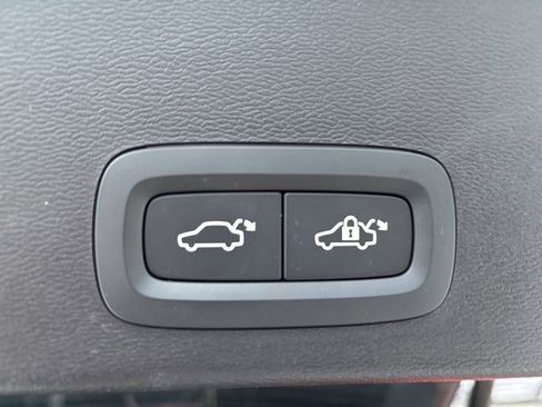 Used 2023 Volvo XC40 B5 Plus w/ Protection Package Premier image 39