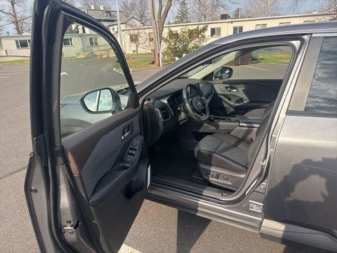 Used 2023 Nissan Rogue SV image 10