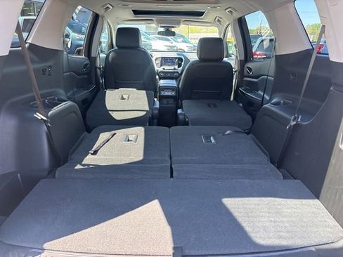 Used 2023 GMC Acadia SLT image 20
