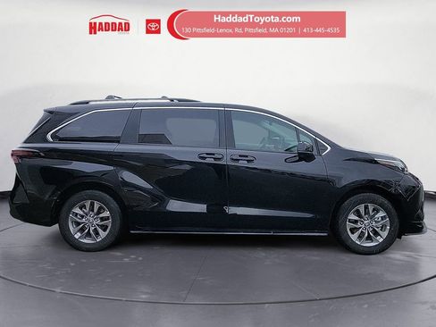 Used 2025 Toyota Sienna LE image 6