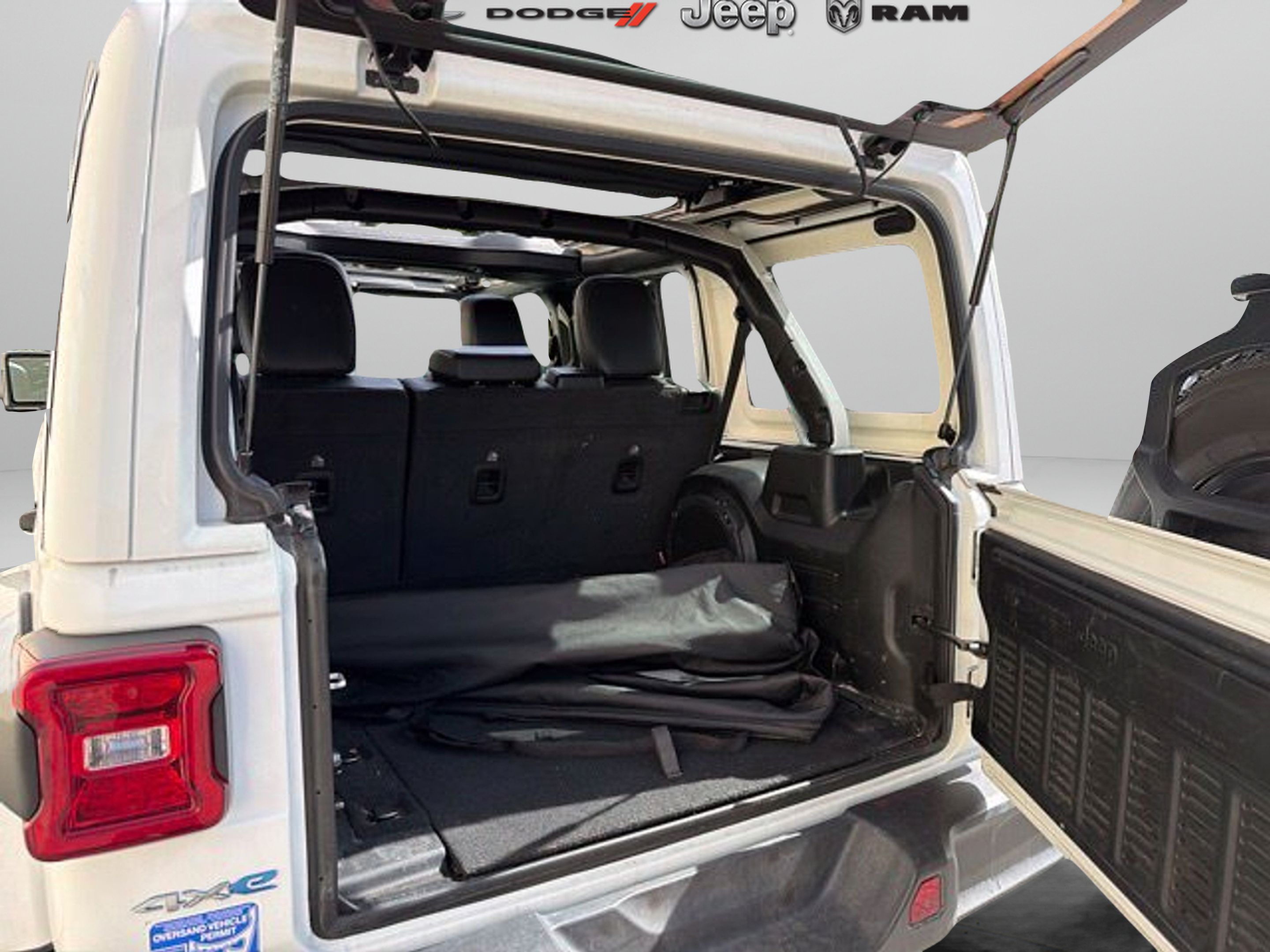 Used 2022 Jeep Wrangler Unlimited Sahara w/ Cold Weather Group AWD/4WD image 9