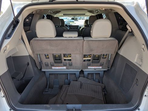 Used 2017 Toyota Sienna XLE FWD image 14