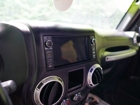 Used 2017 Jeep Wrangler Rubicon AWD/4WD image 19