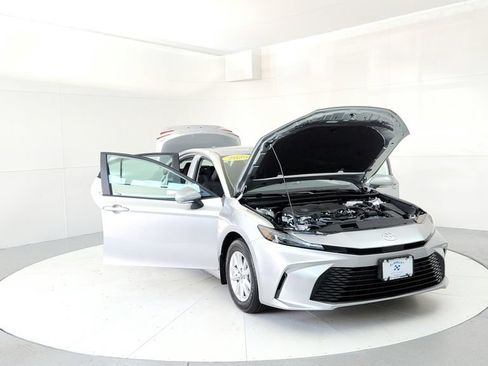 Used 2025 Toyota Camry LE AWD/4WD image 9