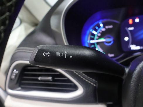 Used 2023 Chrysler Pacifica Touring-L image 32