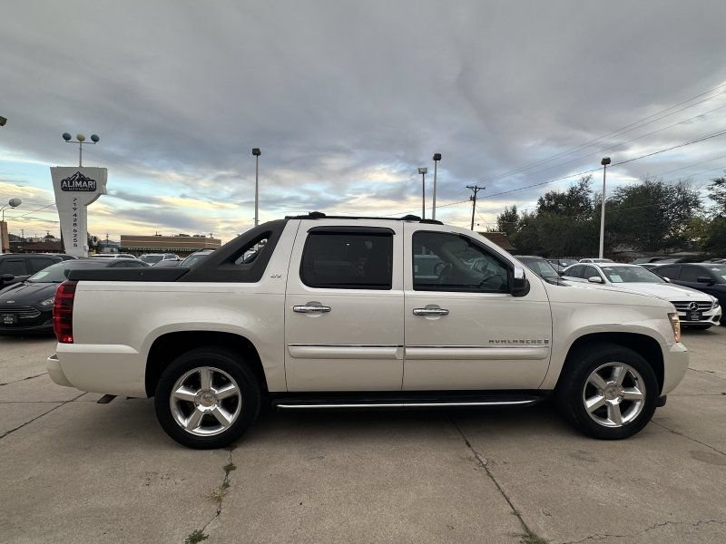 Used 2008 Chevrolet Avalanche LTZ w/ LTZ Preferred Equipment Group AWD/4WD image 8