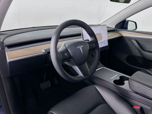 Used 2025 Tesla Model Y Long Range RWD image 9