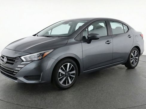 Used 2025 Nissan Versa SV image 3