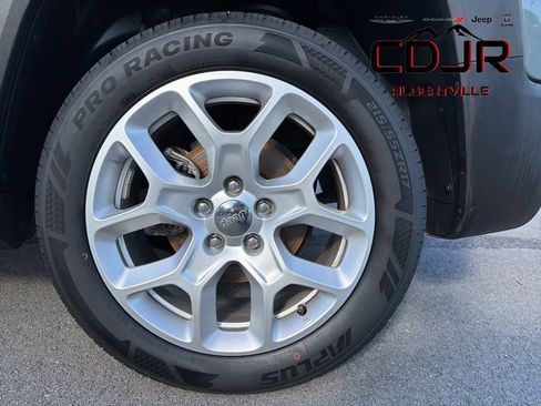 Used 2018 Jeep Renegade Latitude w/ Popular Equipment Group image 13