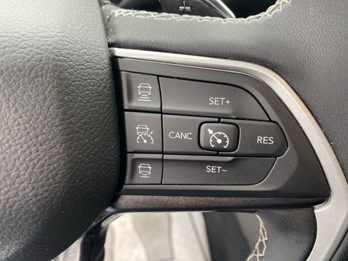 Used 2023 Jeep Grand Cherokee Laredo AWD/4WD image 15