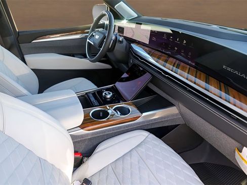 Certified 2025 Cadillac Escalade Sport Platinum w/ LPO, Floor Liner Package image 30