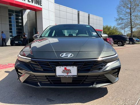 Used 2025 Hyundai Elantra SEL image 3