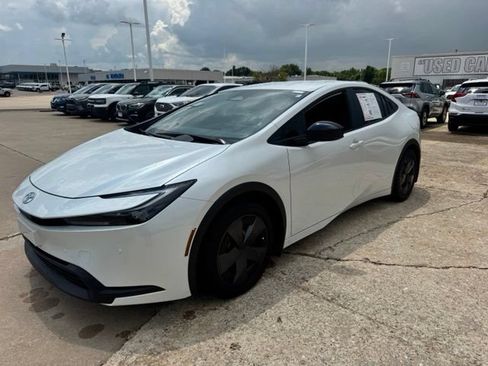 Used 2026 Toyota Prius LE FWD image 3