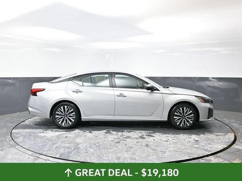 Used 2024 Nissan Altima 2.5 SV image 2