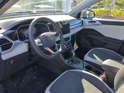 New 2026 Volkswagen Taos SE image 13