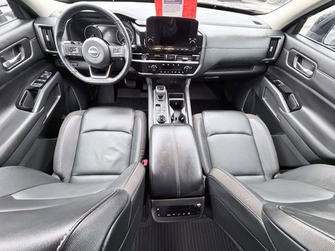 Used 2023 Nissan Pathfinder SL image 2