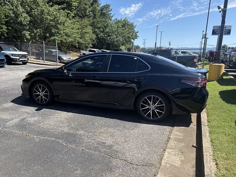 Used 2021 Toyota Camry SE FWD image 13