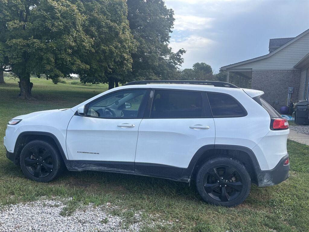 Used 2018 Jeep Cherokee Latitude w/ Altitude Package FWD image 1