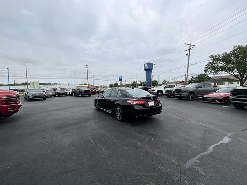 Used 2020 Toyota Camry SE FWD image 5