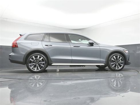Used 2024 Volvo V60 B5 Cross Country Ultimate image 44