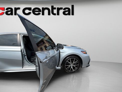 Used 2023 Toyota Camry SE FWD image 9