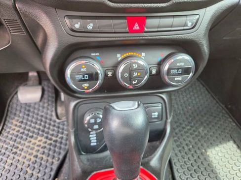 Used 2017 Jeep Renegade Trailhawk w/ Premium Trailhawk Package AWD/4WD image 7