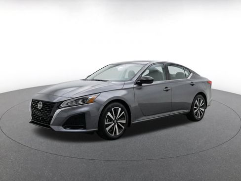 Used 2025 Nissan Altima 2.5 SV FWD image 3