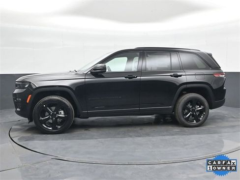 Used 2025 Jeep Grand Cherokee Limited w/ Luxury Tech Group II image 10