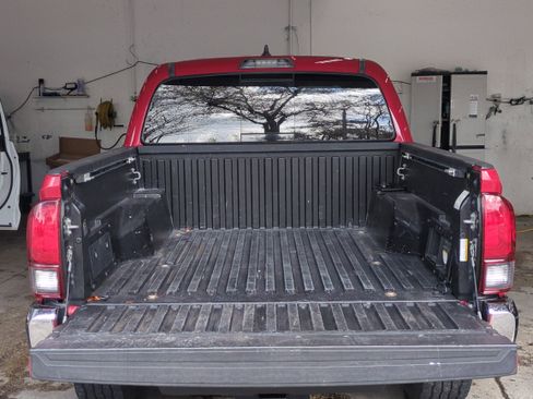 Used 2018 Toyota Tacoma TRD Off-Road image 15