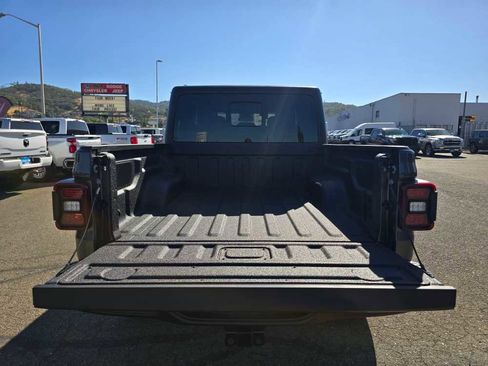 New 2025 Jeep Gladiator Rubicon w/ Convenience Group image 19