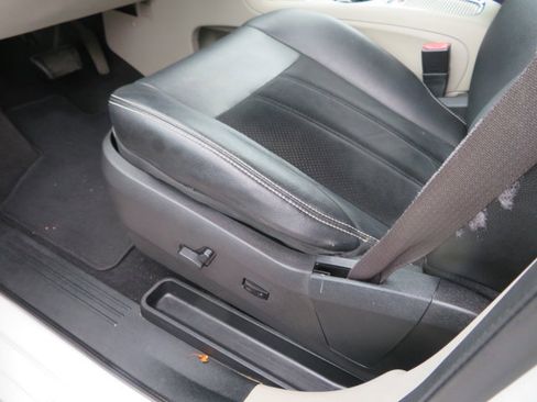 Used 2018 Dodge Grand Caravan SXT image 12