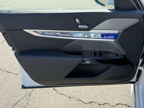 Used 2025 BMW i7 eDrive50 w/ Premium Package image 19