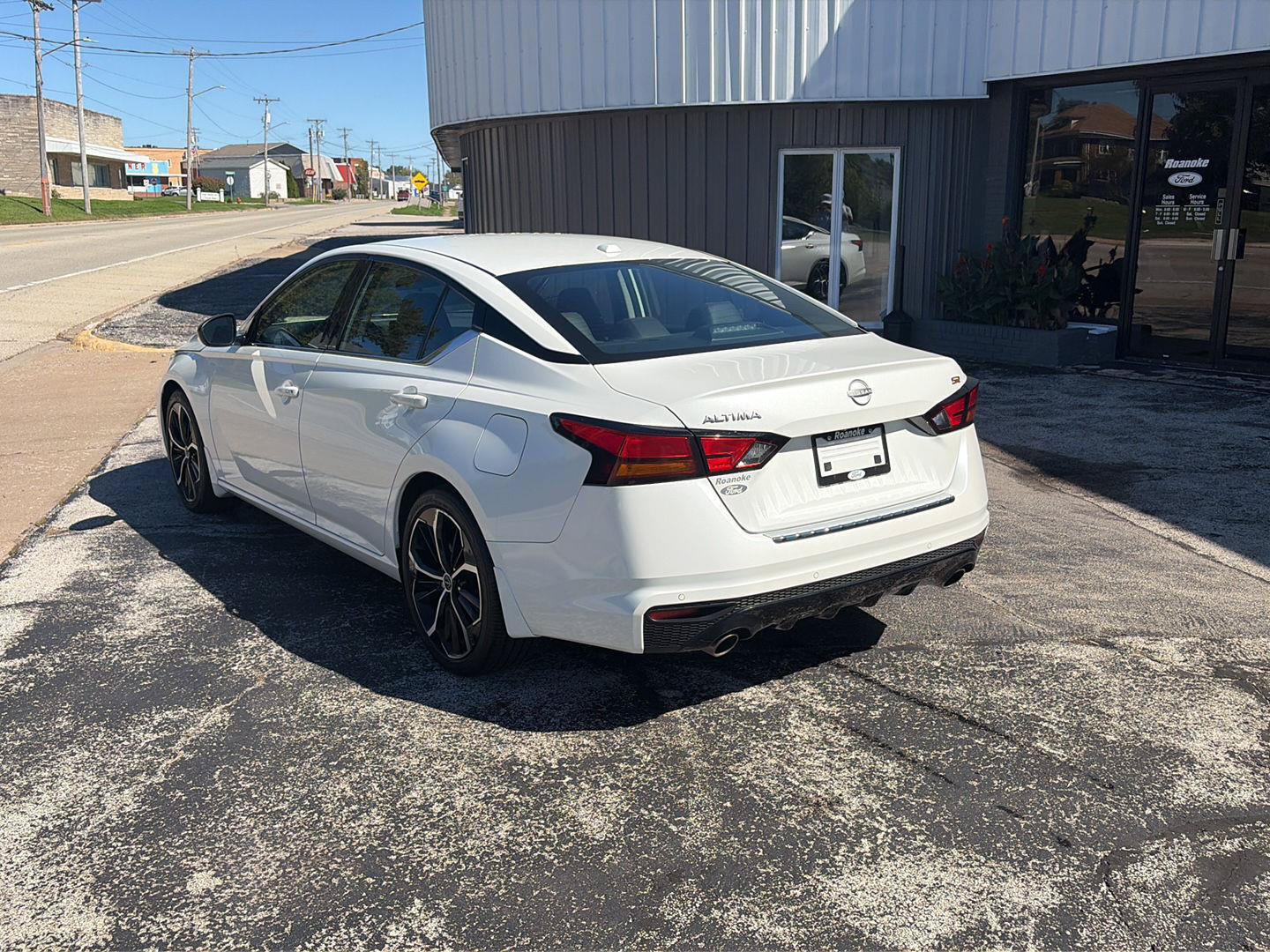 Used 2023 Nissan Altima 2.5 SR FWD image 3