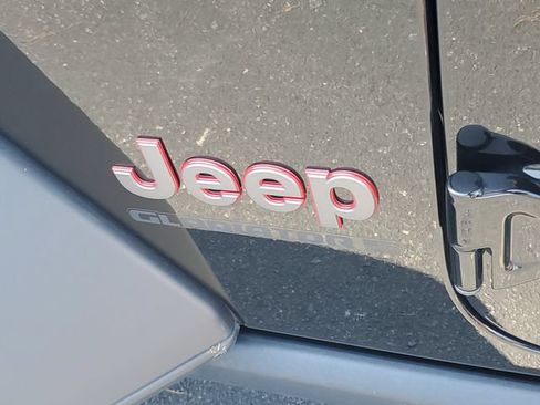 Used 2024 Jeep Gladiator Rubicon w/ Convenience Group AWD/4WD image 9
