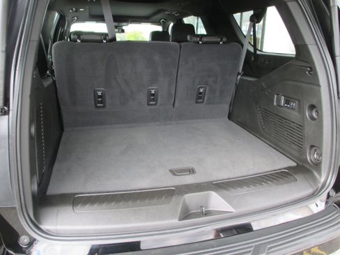 Used 2023 Chevrolet Suburban LT w/ Luxury Package image 10